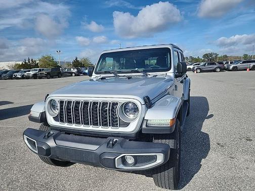 Silver Zynith Clearcoat 2024 Jeep Wrangler 4-Door Sahara