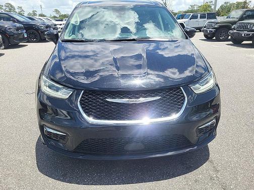 Diamond Black Crystal Pearlcoat 2024 Chrysler Pacifica Touring L