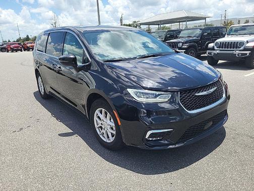 Diamond Black Crystal Pearlcoat 2024 Chrysler Pacifica Touring L