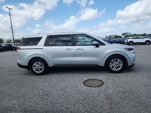 2022 Kia Carnival LX