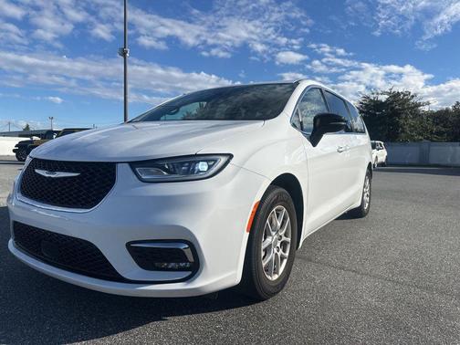Bright White Clearcoat 2024 Chrysler Pacifica Touring L
