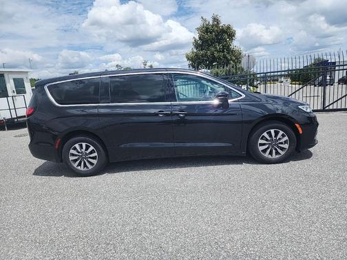 Brilliant Black Crystal Pearlcoat 2023 Chrysler Pacifica Hybrid Touring L