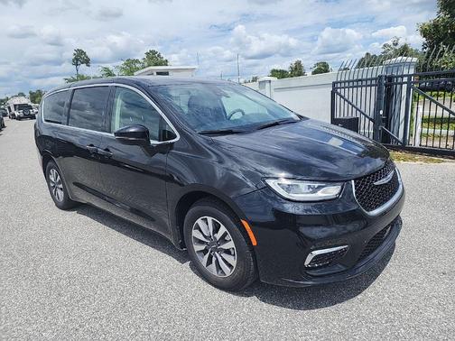 Brilliant Black Crystal Pearlcoat 2023 Chrysler Pacifica Hybrid Touring L