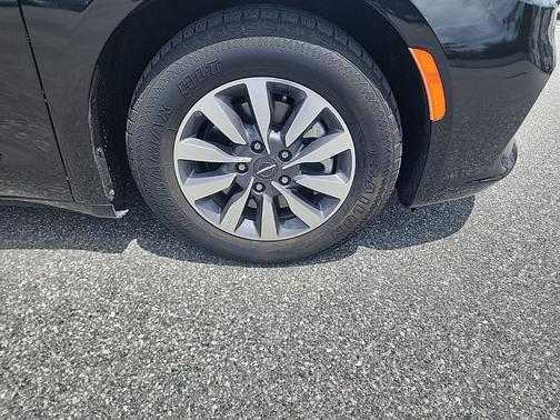 Brilliant Black Crystal Pearlcoat 2023 Chrysler Pacifica Hybrid Touring L