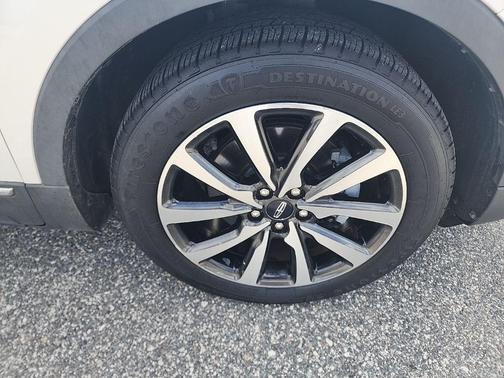 White Platinum Metallic Tri-Coat 2019 Lincoln MKC Reserve