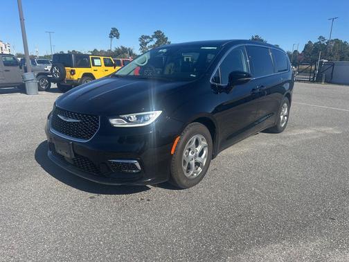 Diamond Black Crystal Pearlcoat 2024 Chrysler Pacifica Limited