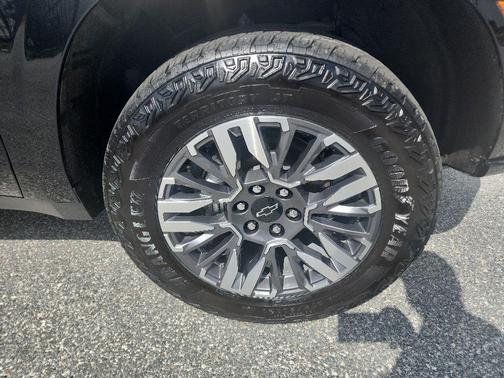 Black 2025 Chevrolet Suburban 4WD Z71