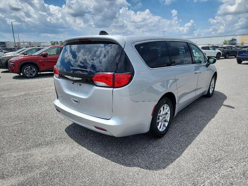 Silver Mist Clearcoat 2023 Chrysler Voyager LX