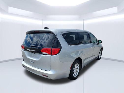 Silver Mist Clearcoat 2023 Chrysler Voyager LX