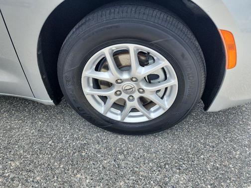 Silver Mist Clearcoat 2023 Chrysler Voyager LX