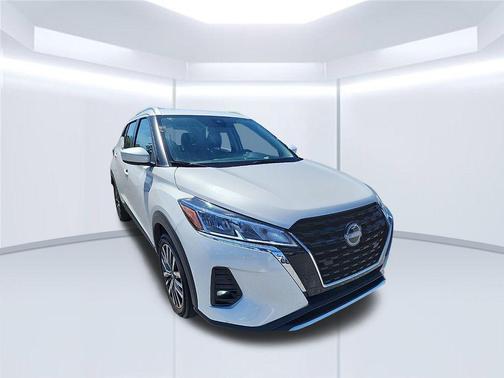 Aspen White Tricoat/Super Black 2024 Nissan Kicks SV