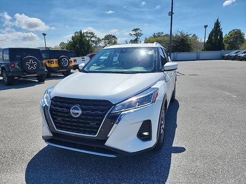 Aspen White Tricoat/Super Black 2024 Nissan Kicks SV