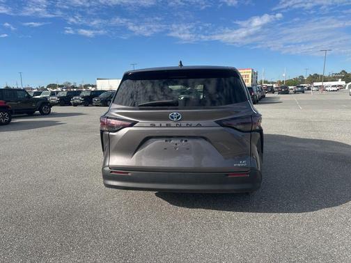2024 Toyota Sienna LE