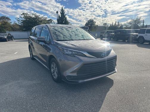 2024 Toyota Sienna LE