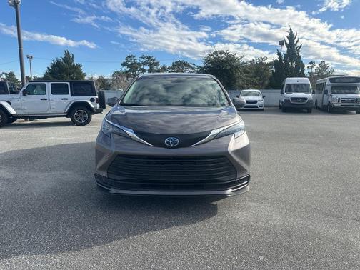 2024 Toyota Sienna LE