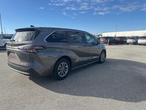 2024 Toyota Sienna LE