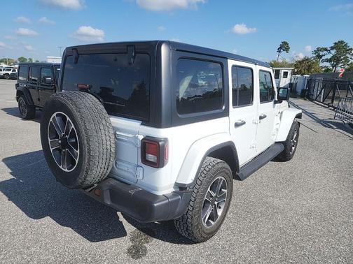 Bright White Clearcoat 2023 Jeep Wrangler 4-Door Sahara