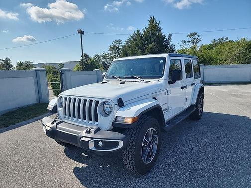 Bright White Clearcoat 2023 Jeep Wrangler 4-Door Sahara