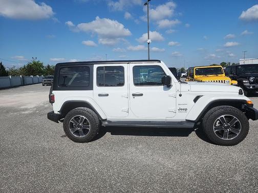 Bright White Clearcoat 2023 Jeep Wrangler 4-Door Sahara