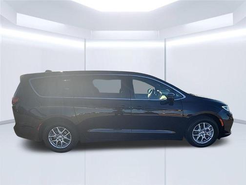 Diamond Black Crystal Pearlcoat 2025 Chrysler Pacifica L