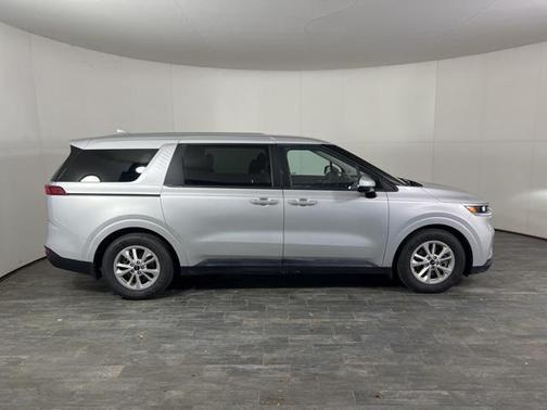 2022 Kia Carnival LX