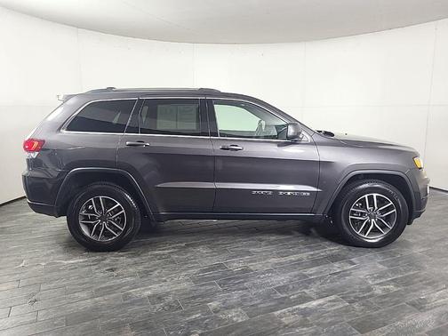 Granite Crystal Metallic Clearcoat 2021 Jeep Grand Cherokee Laredo