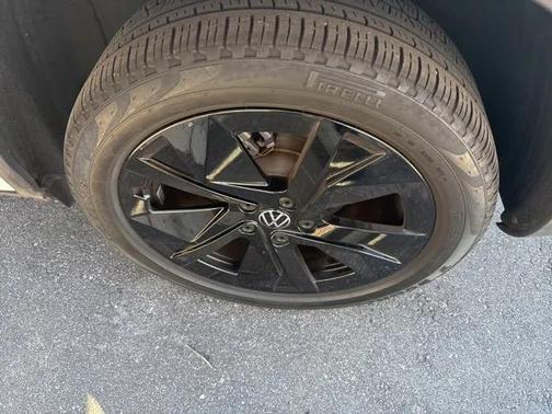 2025 Volkswagen Taos 1.5T SE Black