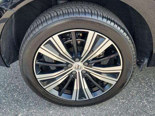 Onyx Black Metallic 2022 Volvo XC60 B5 Inscription