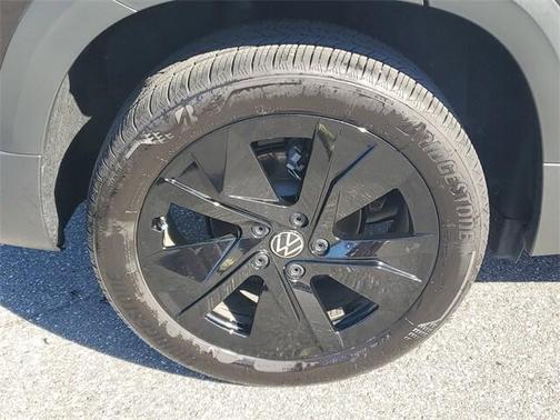 2025 Volkswagen Taos 1.5T SE Black