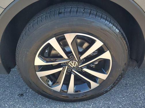 Platinum Gray Metallic 2024 Volkswagen Tiguan 2.0T S