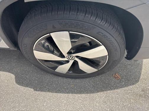 Platinum Gray Metallic 2022 Volkswagen Tiguan 2.0T SE