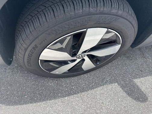 Platinum Gray Metallic 2022 Volkswagen Tiguan 2.0T SE