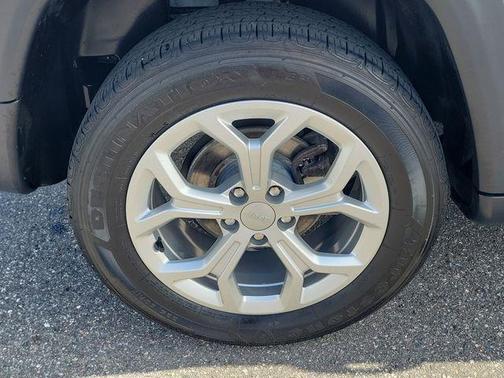 Bright White Clearcoat 2024 Jeep Compass Latitude