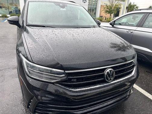 Deep Black 2022 Volkswagen Tiguan 2.0T SE R-Line Black