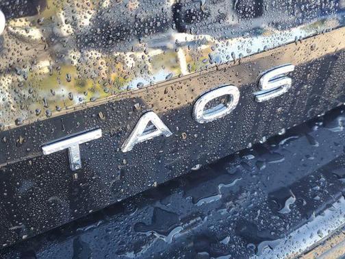 Deep Black Pearl 2026 Volkswagen Taos SE
