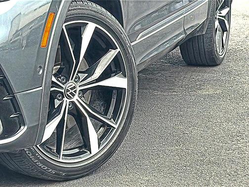 Platinum Gray Metallic 2022 Volkswagen Tiguan 2.0T SEL R-Line