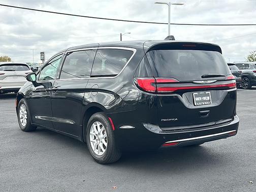2023 Chrysler Pacifica Touring-L