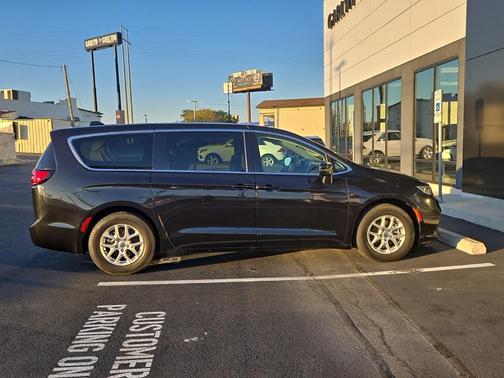 2023 Chrysler Pacifica Touring-L