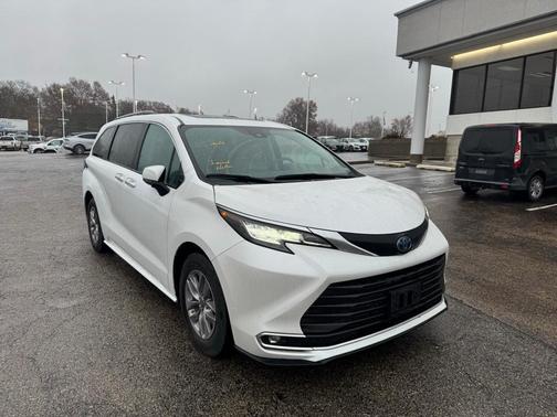 2023 Toyota Sienna XLE