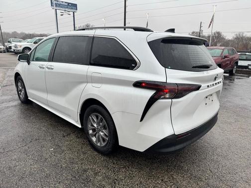 2023 Toyota Sienna XLE