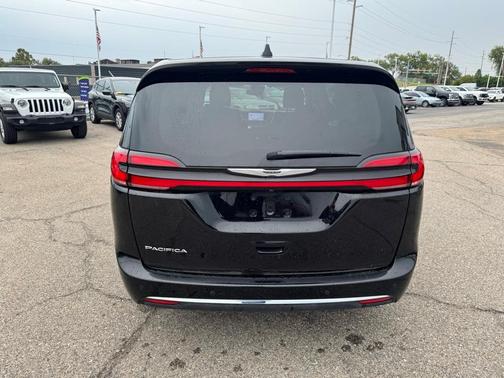 2024 Chrysler Pacifica Touring-L