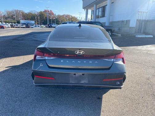 2024 Hyundai ELANTRA SE