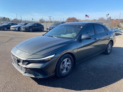 2024 Hyundai ELANTRA SE