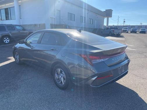 2024 Hyundai ELANTRA SE