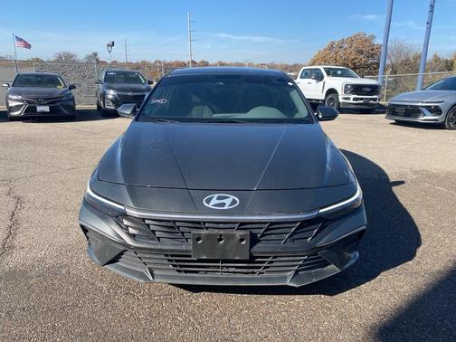 2024 Hyundai ELANTRA SE