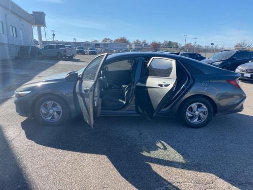 2024 Hyundai ELANTRA SE