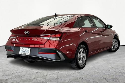 2024 Hyundai ELANTRA SE