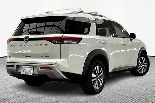 2022 Nissan Pathfinder SL