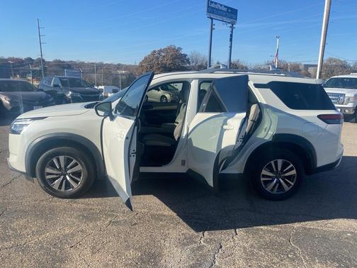 2022 Nissan Pathfinder SL