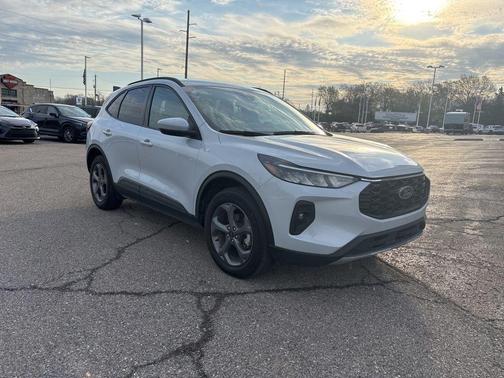 Silver Metallic 2025 Ford Escape ST-Line Select